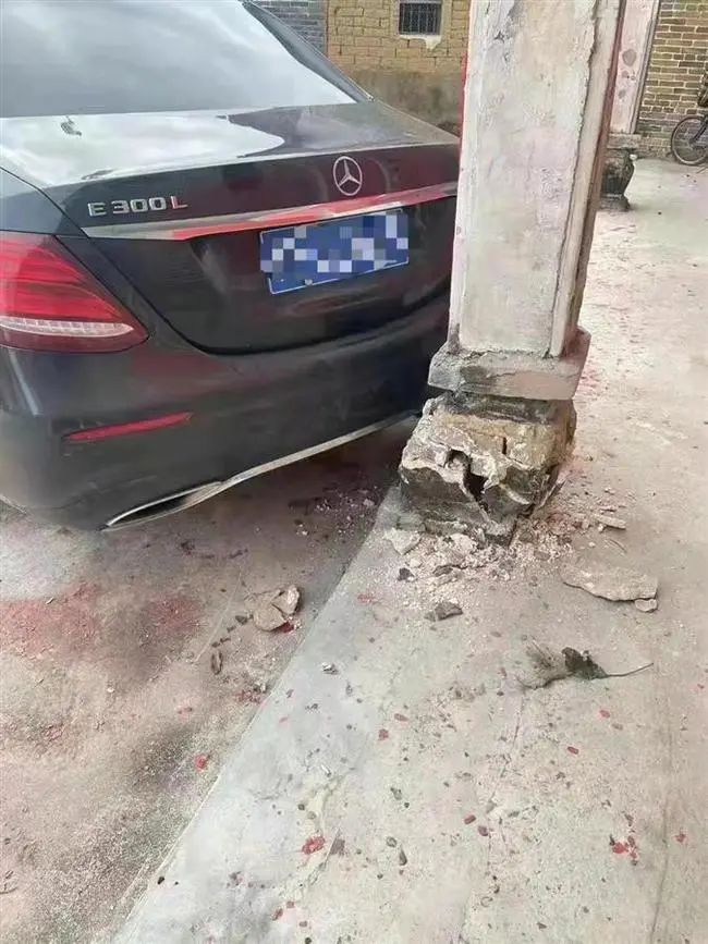 广东一奔驰倒车撞到当地百年祠堂，要赔190万？！