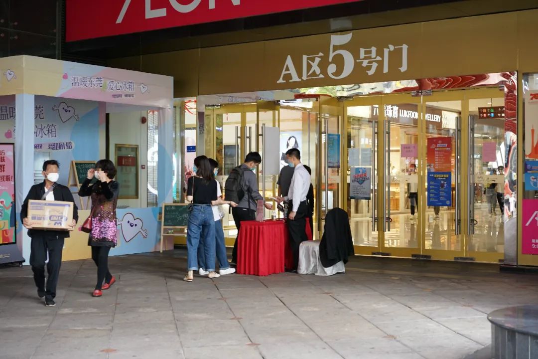 昨天，东莞某商圈出现的一幕，所有人都怒了……