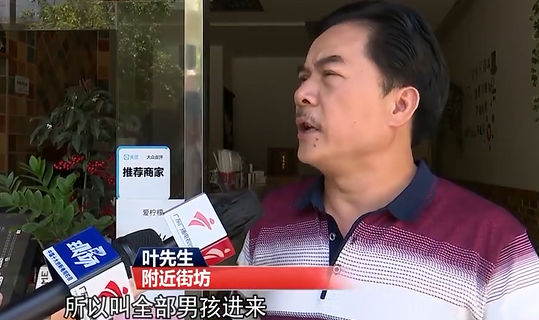 惊魂！东莞一小车突然失控！撞向小车！冲进店铺！有人被.....