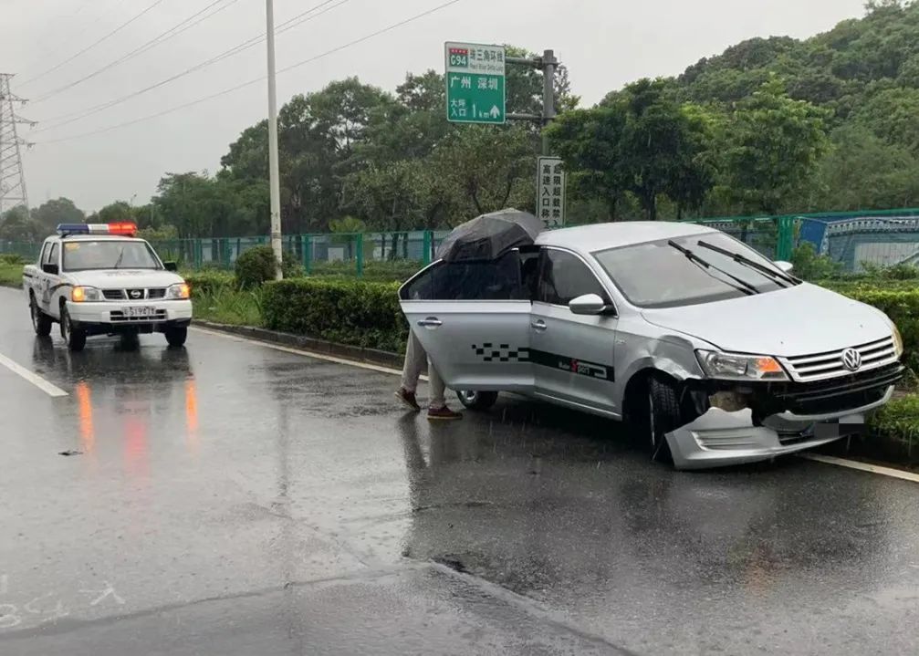 飞栏杆、越草丛...东莞这些司机摊上事了！