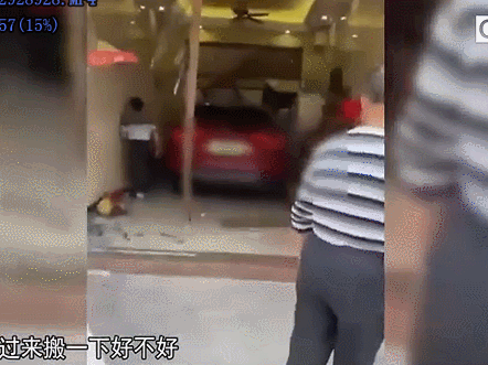 惊魂！东莞一小车突然失控！撞向小车！冲进店铺！有人被.....