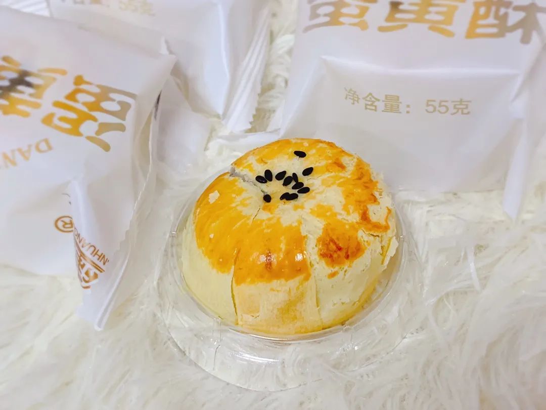 .9元抢1盒！尝遍了几十种蛋黄酥，只有这枚好吃到掉渣，一口气能吃3个！"