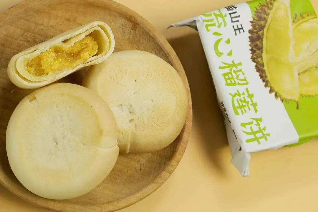 一咬爆浆“榴莲炸弹”来啦，12元/盒「猫山王流心榴莲饼」，味道正，料还足，好吃不上火！