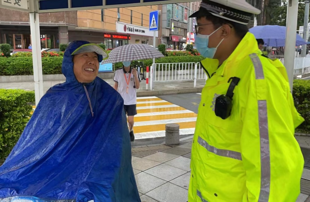 飞栏杆、越草丛...东莞这些司机摊上事了！