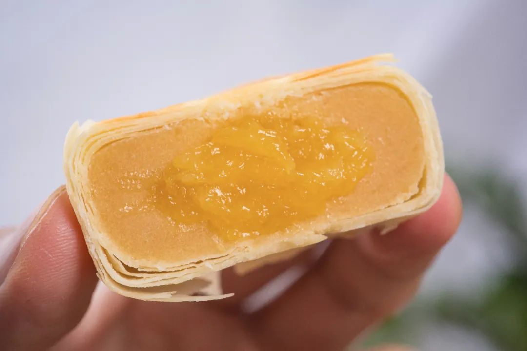 一咬爆浆“榴莲炸弹”来啦，12元/盒「猫山王流心榴莲饼」，味道正，料还足，好吃不上火！