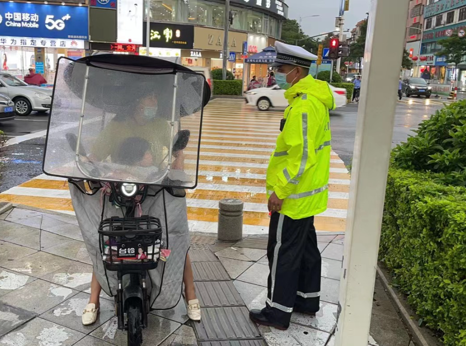 飞栏杆、越草丛...东莞这些司机摊上事了！
