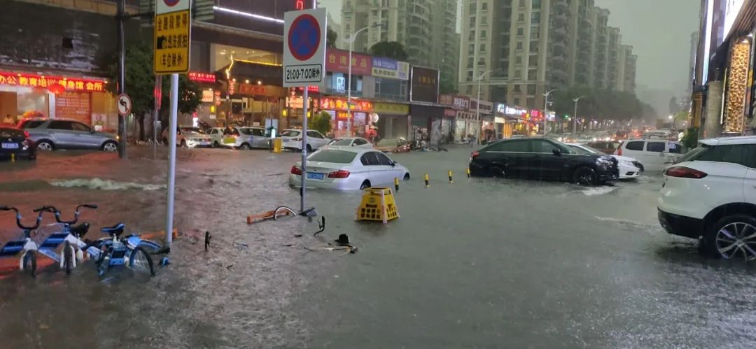 @东莞人早点回家！暴雨+雷暴+8级大风即将杀到！东莞将会下39天雨！？