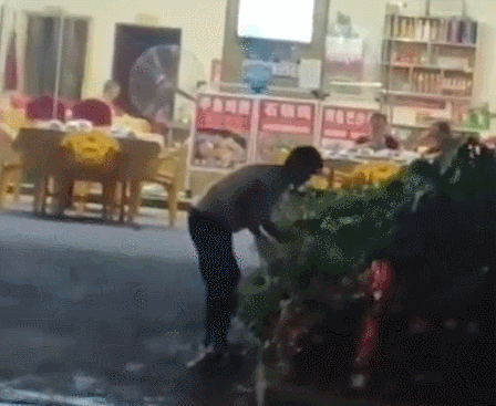 丧心病狂！东莞谁认识这个男的？曝光他！