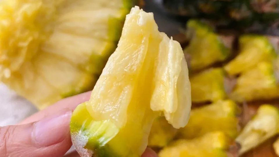 像剥玉米一样剥凤梨！【海南手撕凤梨26.9/箱】水嫩果肉，一咬一口蜜汁，让你味蕾欲罢不能！