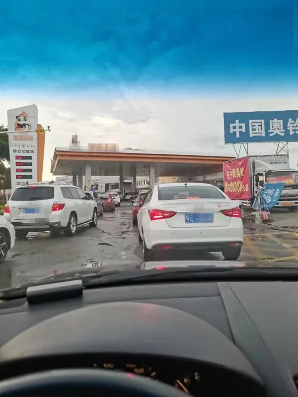 全东莞的司机都疯狂了! 东莞某加油站6.66元/升! 冒雨排长龙! 但是...
