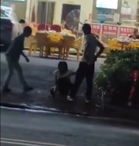 丧心病狂！东莞谁认识这个男的？曝光他！
