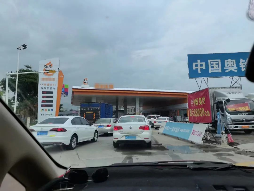 全东莞的司机都疯狂了! 东莞某加油站6.66元/升! 冒雨排长龙! 但是...