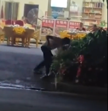 丧心病狂！东莞谁认识这个男的？曝光他！