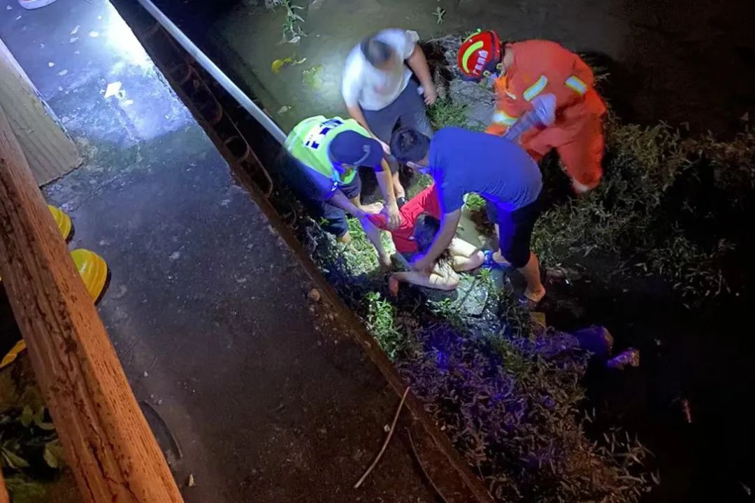 争吵后，东莞一醉酒女子落水，母亲紧跟着跳了下去…