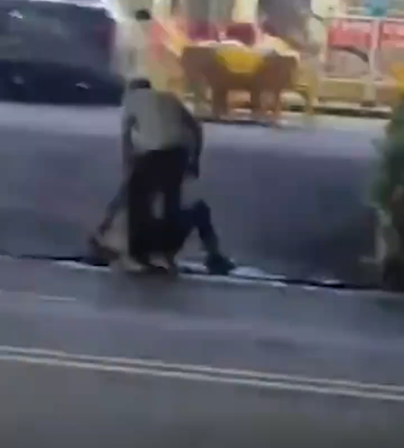 丧心病狂！东莞谁认识这个男的？曝光他！