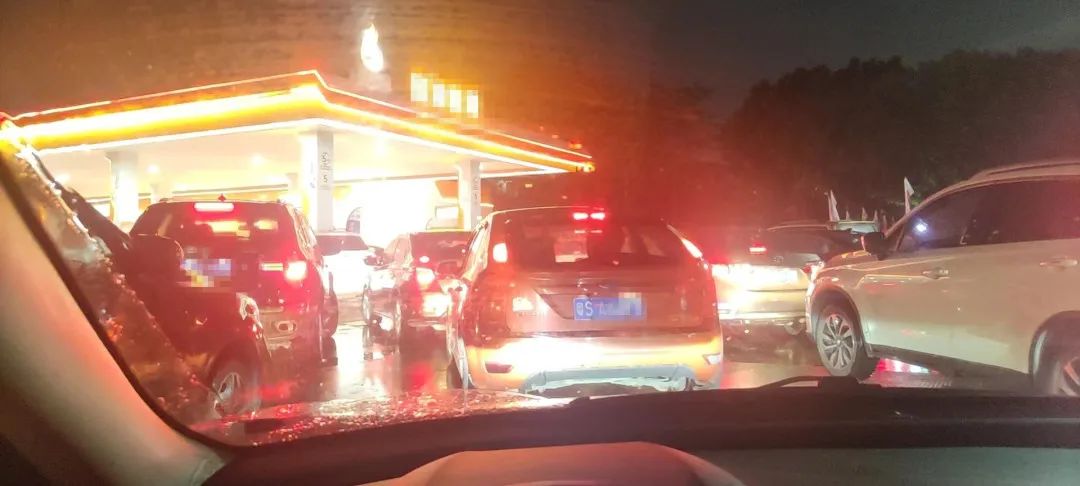 全东莞的司机都疯狂了! 东莞某加油站6.66元/升! 冒雨排长龙! 但是...