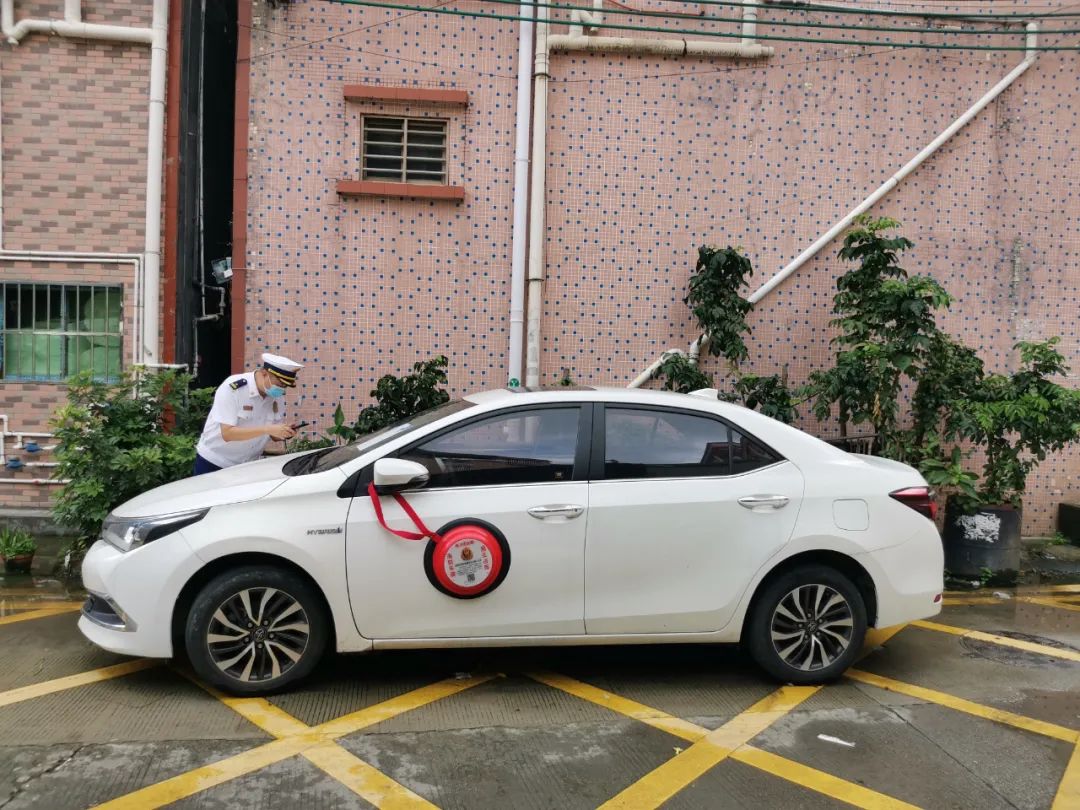 @东莞人，以后谁还敢这样停车！罚款500元！