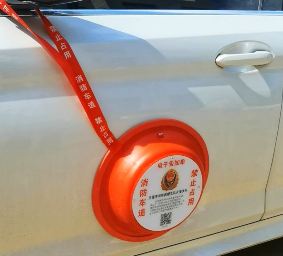 @东莞人，以后谁还敢这样停车！罚款500元！