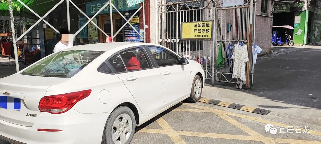 @东莞人，以后谁还敢这样停车！罚款500元！