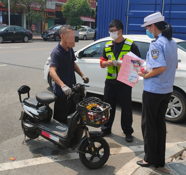 电动自行车究竟能不能载人？需不需要年检？……东莞交警最新回复