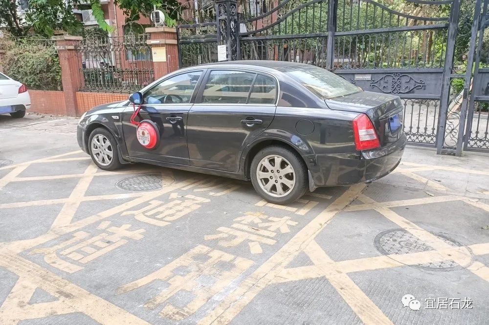 @东莞人，以后谁还敢这样停车！罚款500元！