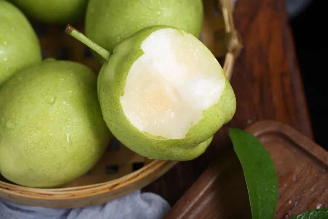 8.9元一大箱的陕西头茬早酥梨，咬一口流一手，清脆甘甜又爽口，夏日太适合了！"