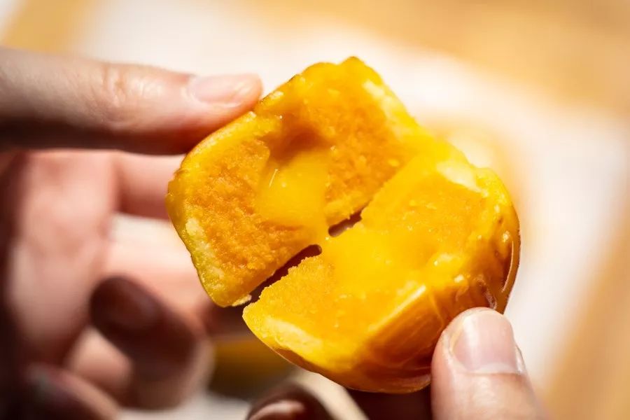 一口爆浆！东莞一“网红”月饼，震惊月饼届！