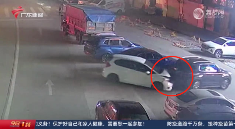 东莞这个男司机“火”了！连喝两场酒，醉驾回家漂移撞车！