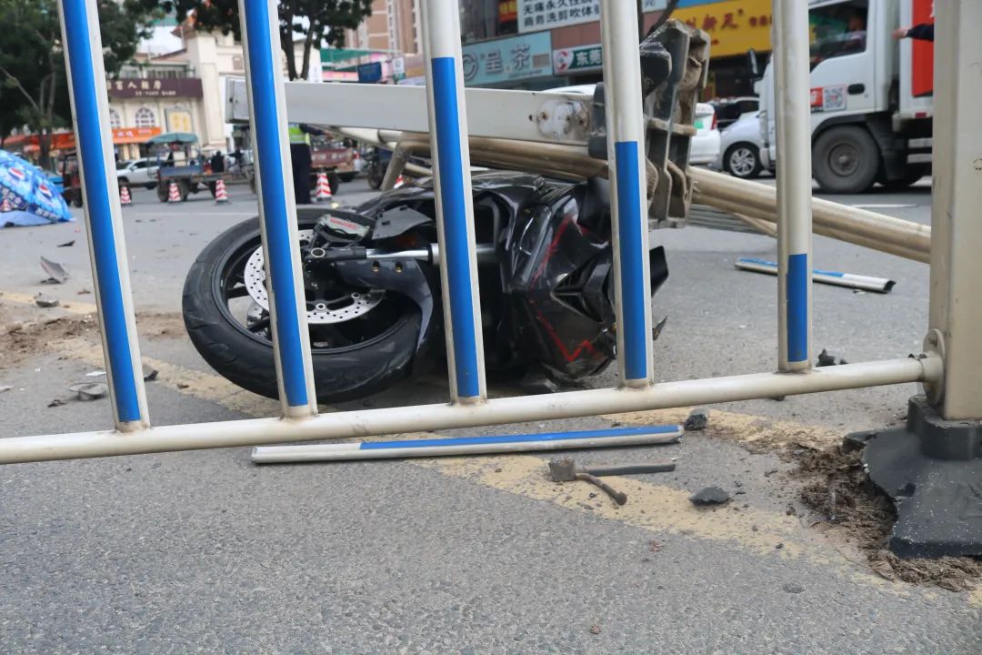 惨烈！东莞一司机超速飙车，当场身亡…