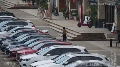 太危险！东莞一男孩流浪不愿回家，被找到时竟趴在小车下
