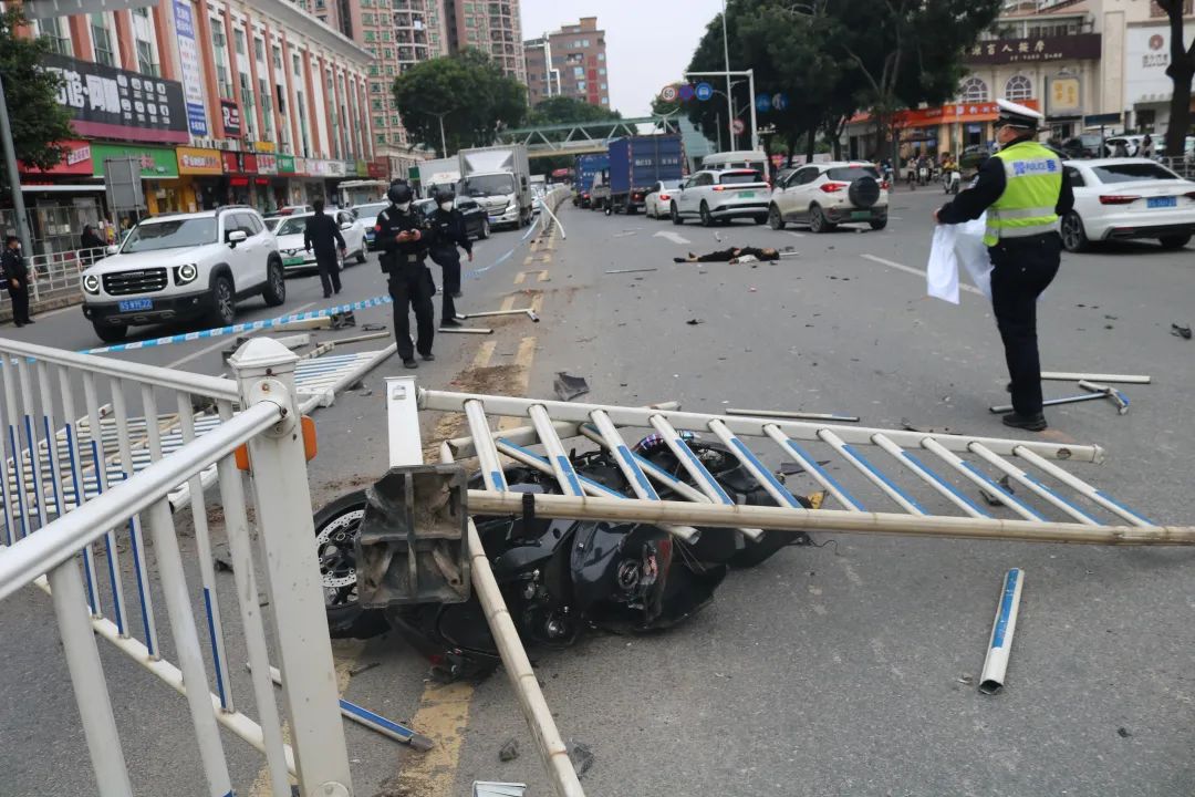 惨烈！东莞一司机超速飙车，当场身亡…