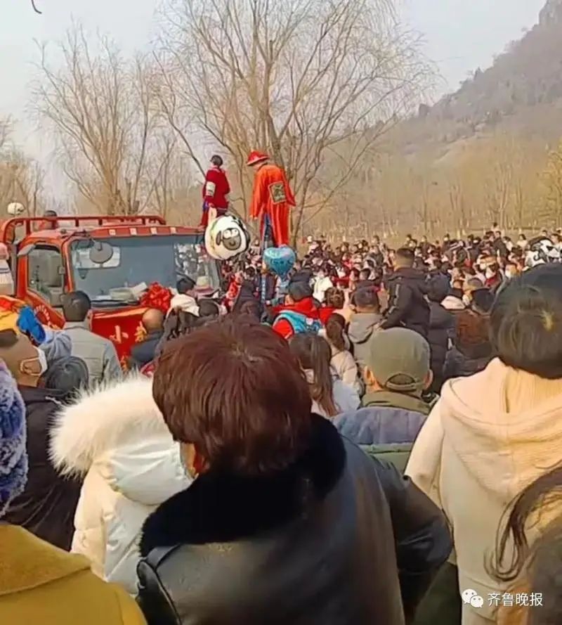 年初二，躲在家里看景区人山人海！多个景区人气爆棚，堵得“红到发紫”