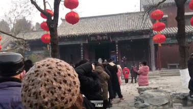 年初二，躲在家里看景区人山人海！多个景区人气爆棚，堵得“红到发紫”
