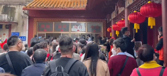 年初二，躲在家里看景区人山人海！多个景区人气爆棚，堵得“红到发紫”