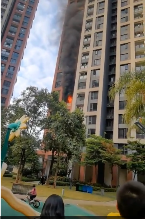 浓烟滚滚！东莞市区一小区突发大火！波及多户！紧急撤离！