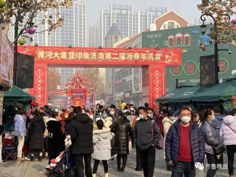 年初二，躲在家里看景区人山人海！多个景区人气爆棚，堵得“红到发紫”