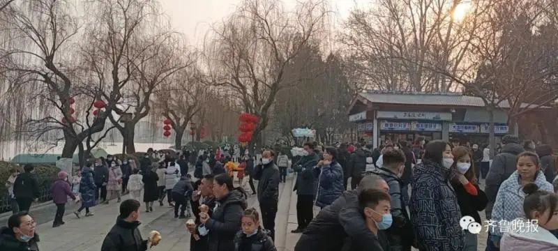 年初二，躲在家里看景区人山人海！多个景区人气爆棚，堵得“红到发紫”