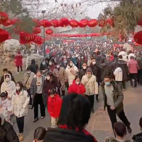 年初二，躲在家里看景区人山人海！多个景区人气爆棚，堵得“红到发紫”