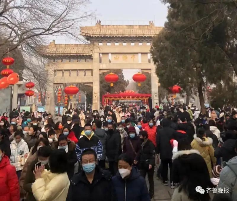 年初二，躲在家里看景区人山人海！多个景区人气爆棚，堵得“红到发紫”