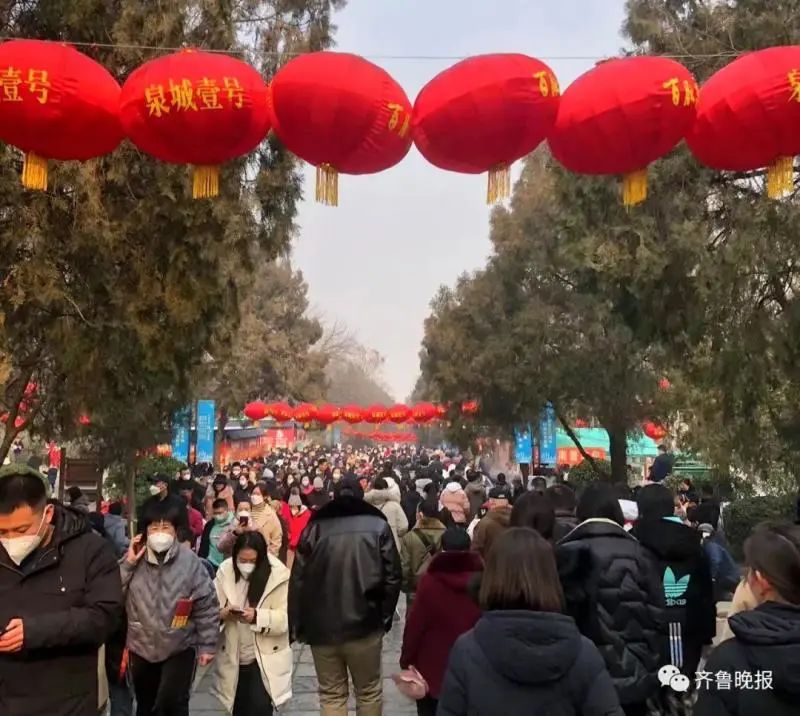 年初二，躲在家里看景区人山人海！多个景区人气爆棚，堵得“红到发紫”