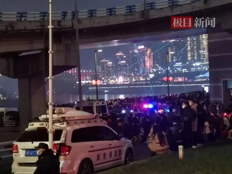 年初二，躲在家里看景区人山人海！多个景区人气爆棚，堵得“红到发紫”