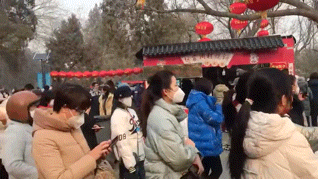 年初二，躲在家里看景区人山人海！多个景区人气爆棚，堵得“红到发紫”