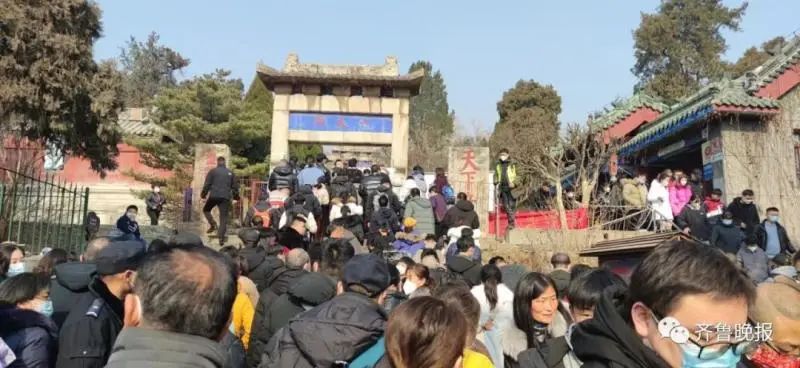 年初二，躲在家里看景区人山人海！多个景区人气爆棚，堵得“红到发紫”
