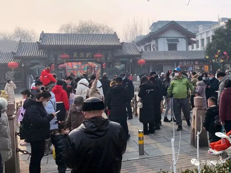 年初二，躲在家里看景区人山人海！多个景区人气爆棚，堵得“红到发紫”