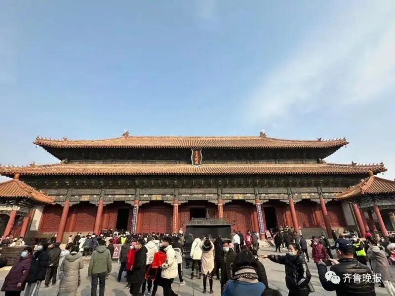 年初二，躲在家里看景区人山人海！多个景区人气爆棚，堵得“红到发紫”
