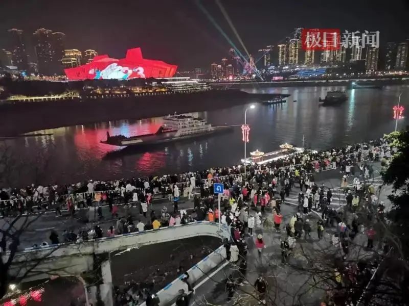 年初二，躲在家里看景区人山人海！多个景区人气爆棚，堵得“红到发紫”