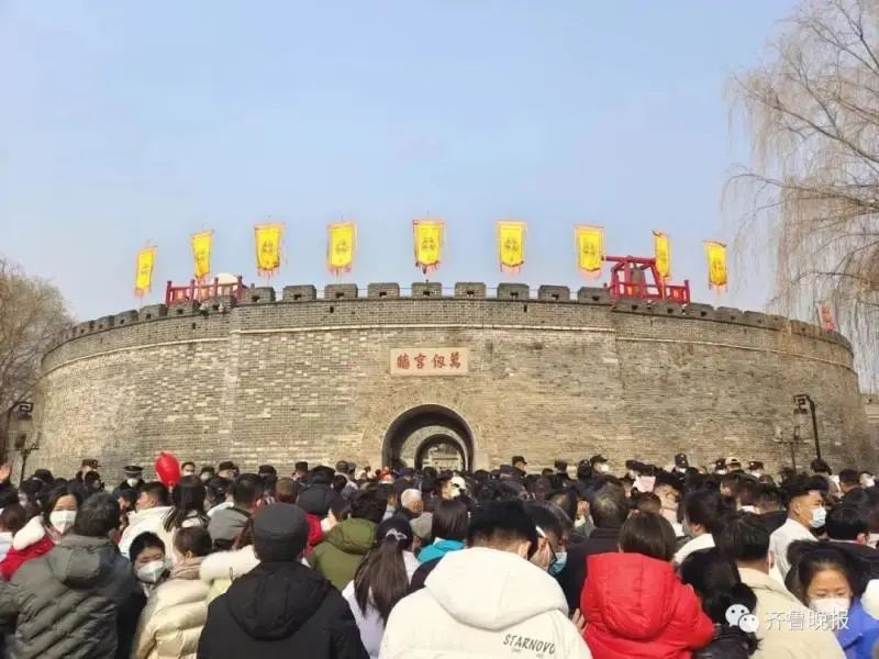 年初二，躲在家里看景区人山人海！多个景区人气爆棚，堵得“红到发紫”