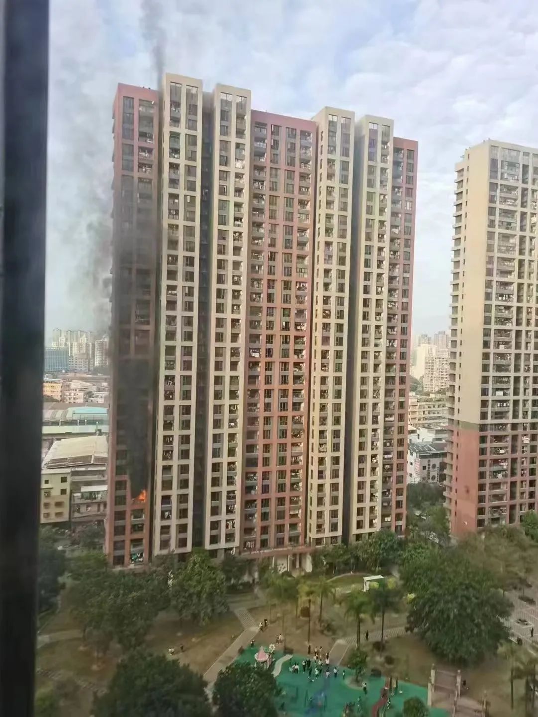 浓烟滚滚！东莞市区一小区突发大火！波及多户！紧急撤离！