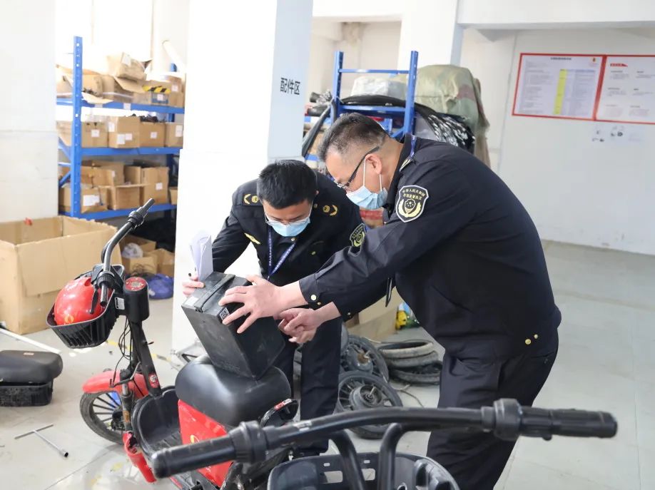 深夜，东莞街头电动车“连环烧”！电池噼里啪啦响……