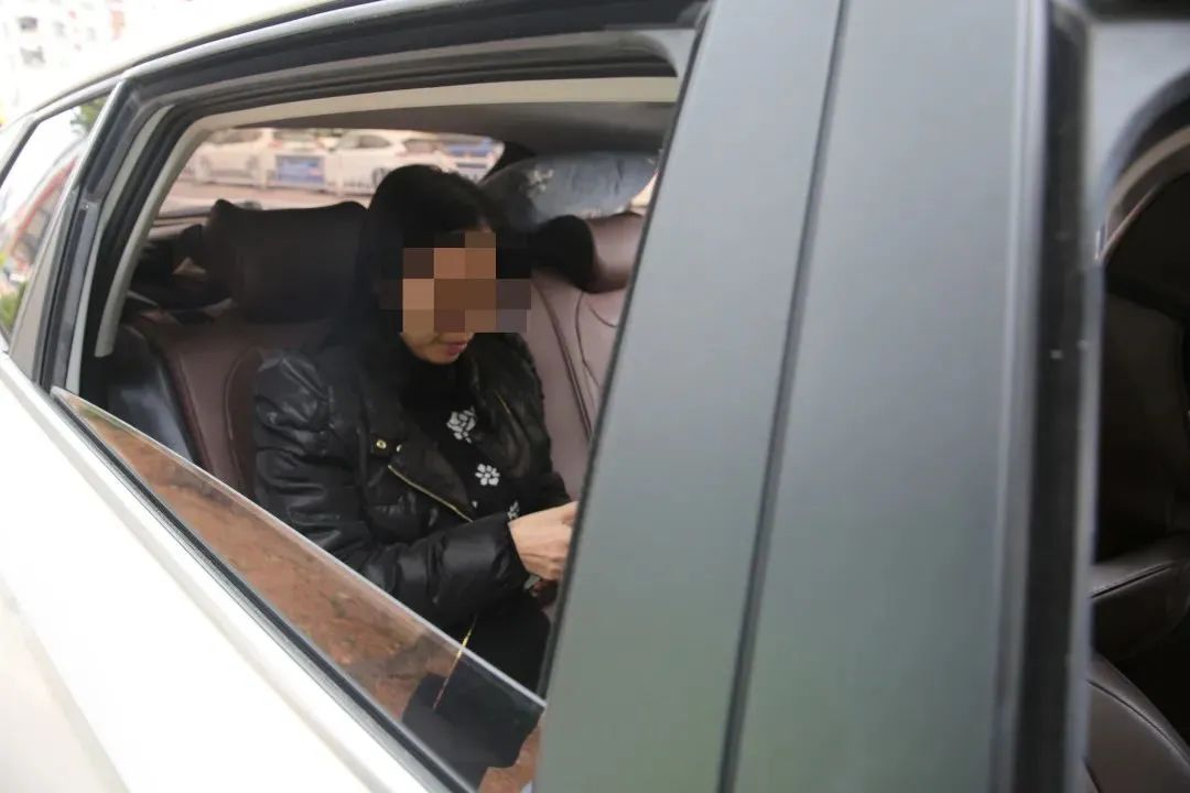凌晨！东莞一小车猛烈撞上道路中间的水泥墩护栏……